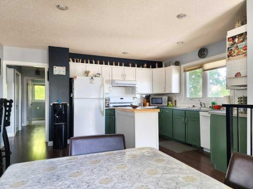 667 21St Street, Fort Macleod, AB - Indoor Photo Showing Kitchen