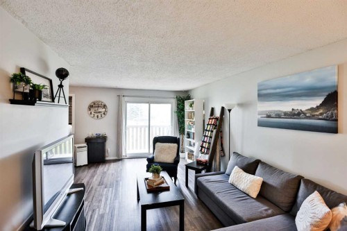 24-5 Acadia Road West, Lethbridge, AB - Indoor Photo Showing Living Room