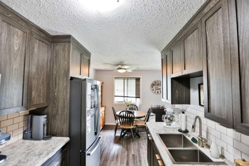 24-5 Acadia Road West, Lethbridge, AB - Indoor Photo Showing Kitchen With Double Sink