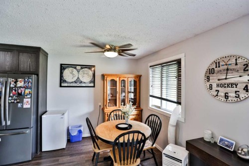 24-5 Acadia Road West, Lethbridge, AB - Indoor Photo Showing Dining Room