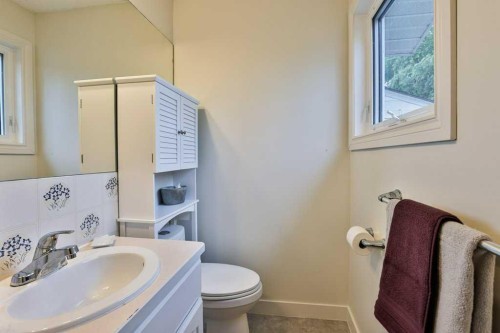 5217 38 Avenue, Taber, AB - Indoor Photo Showing Bathroom