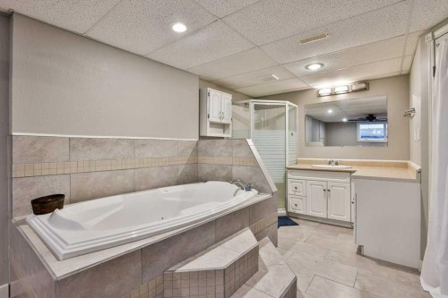 5217 38 Avenue, Taber, AB - Indoor Photo Showing Bathroom