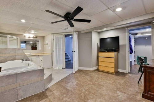 5217 38 Avenue, Taber, AB - Indoor Photo Showing Bathroom