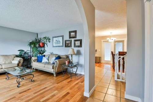5217 38 Avenue, Taber, AB - Indoor Photo Showing Living Room