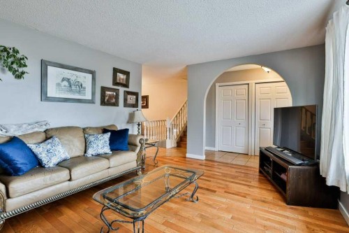 5217 38 Avenue, Taber, AB - Indoor Photo Showing Living Room