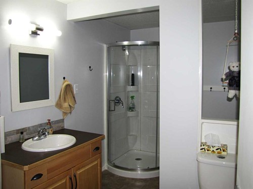4923 52 Avenue, Taber, AB - Indoor Photo Showing Bathroom