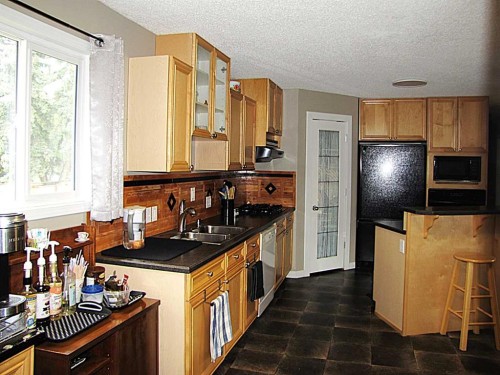 4923 52 Avenue, Taber, AB - Indoor Photo Showing Kitchen With Double Sink