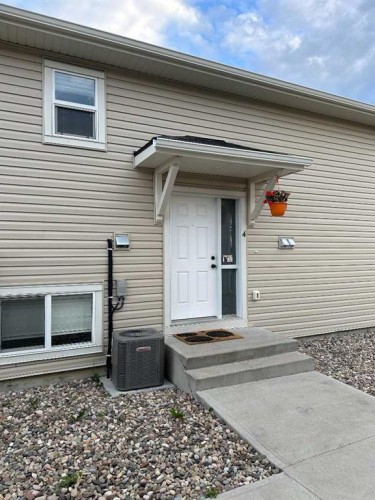 32 Cougar Cove NORTH Lethbridge, AB T1H 5V4