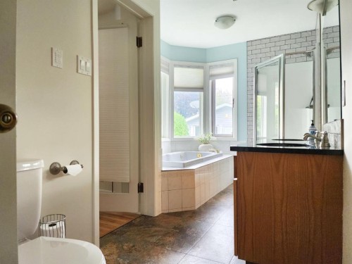 2211 10 Avenue South, Lethbridge, AB - Indoor Photo Showing Bathroom