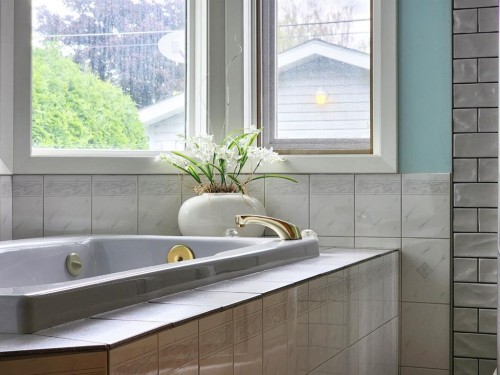 2211 10 Avenue South, Lethbridge, AB - Indoor Photo Showing Bathroom
