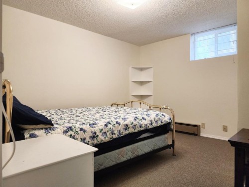2211 10 Avenue South, Lethbridge, AB - Indoor Photo Showing Bedroom