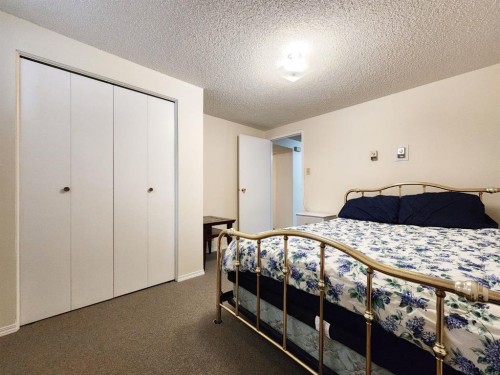 2211 10 Avenue South, Lethbridge, AB - Indoor Photo Showing Bedroom