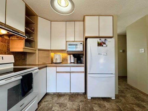 2409 20 Street North, Lethbridge, AB - Indoor Photo Showing Kitchen