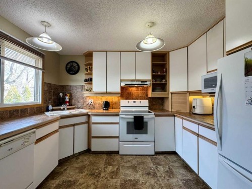 2409 20 Street North, Lethbridge, AB - Indoor Photo Showing Kitchen