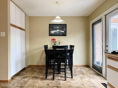 2409 20 Street North, Lethbridge, AB - Indoor Photo Showing Dining Room