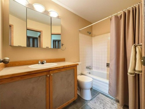 2409 20 Street North, Lethbridge, AB - Indoor Photo Showing Bathroom