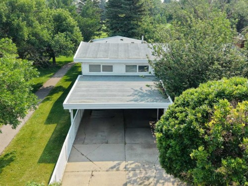 2409 20 Street NORTH Lethbridge, AB T1H 4T9