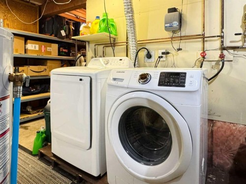 2409 20 Street North, Lethbridge, AB - Indoor Photo Showing Laundry Room