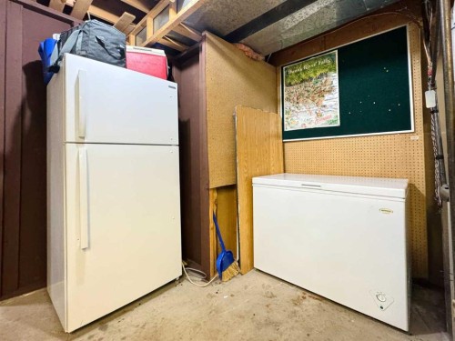 2409 20 Street North, Lethbridge, AB - Indoor Photo Showing Laundry Room