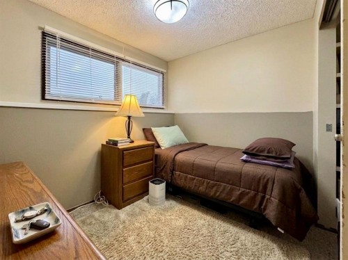 2409 20 Street North, Lethbridge, AB - Indoor Photo Showing Bedroom