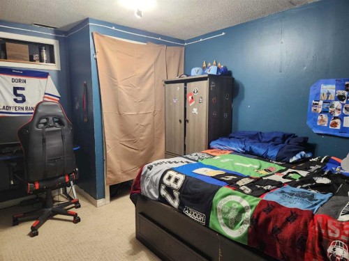 303 2 Avenue, Vauxhall, AB - Indoor Photo Showing Bedroom