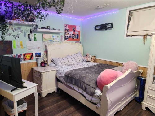 303 2 Avenue, Vauxhall, AB - Indoor Photo Showing Bedroom
