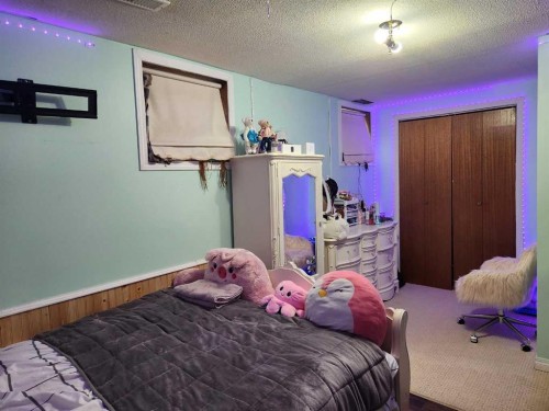 303 2 Avenue, Vauxhall, AB - Indoor Photo Showing Bedroom