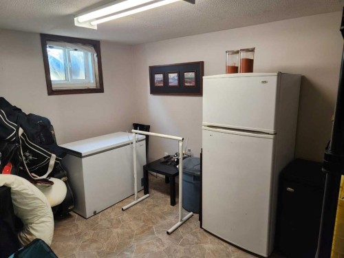 303 2 Avenue, Vauxhall, AB - Indoor Photo Showing Laundry Room