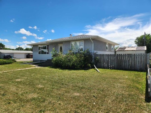 303 2 Avenue, Vauxhall, AB - Outdoor