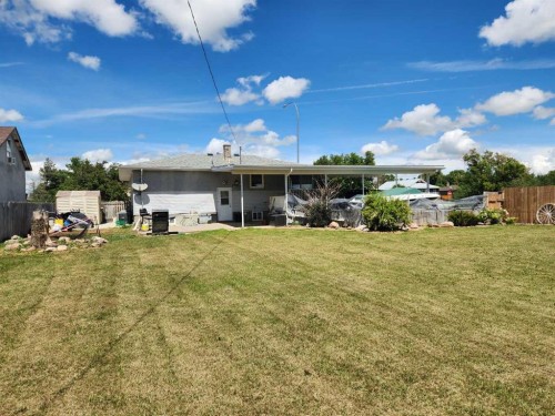 303 2 Avenue, Vauxhall, AB - Outdoor