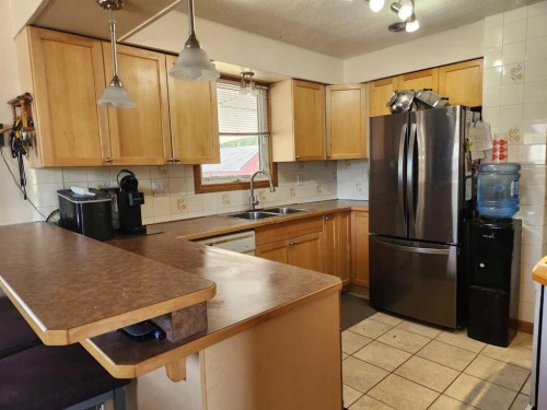 303 2 Avenue, Vauxhall, AB - Indoor Photo Showing Kitchen With Double Sink