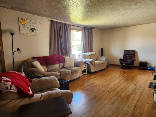303 2 Avenue, Vauxhall, AB - Indoor Photo Showing Living Room