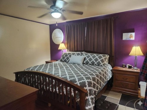 303 2 Avenue, Vauxhall, AB - Indoor Photo Showing Bedroom