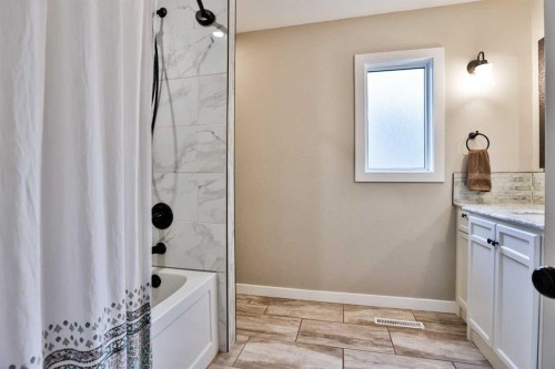 89 E 200 N, Raymond, AB - Indoor Photo Showing Bathroom