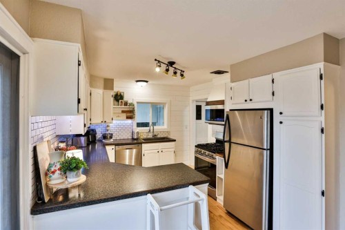 89 E 200 N, Raymond, AB - Indoor Photo Showing Kitchen With Stainless Steel Kitchen