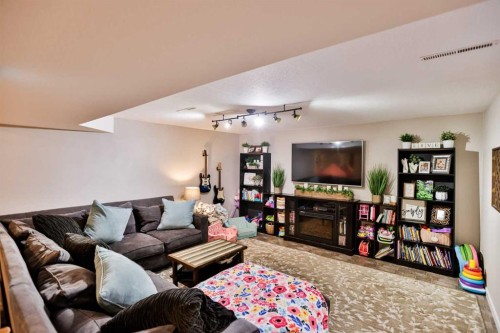 89 E 200 N, Raymond, AB - Indoor Photo Showing Living Room