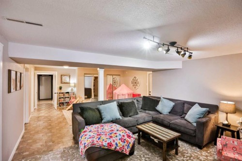 89 E 200 N, Raymond, AB - Indoor Photo Showing Living Room