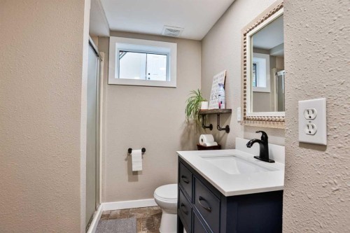 89 E 200 N, Raymond, AB - Indoor Photo Showing Bathroom