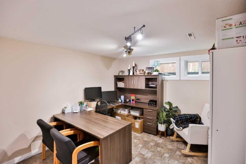 89 E 200 N, Raymond, AB - Indoor Photo Showing Office
