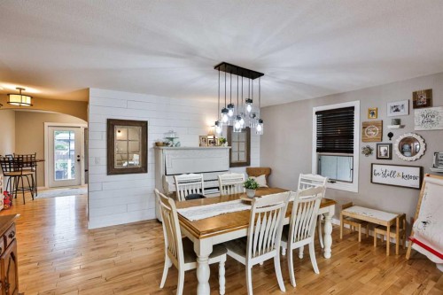 89 E 200 N, Raymond, AB - Indoor Photo Showing Dining Room