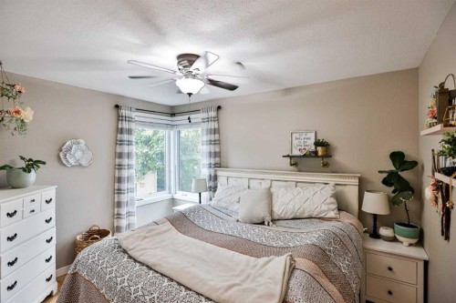 89 E 200 N, Raymond, AB - Indoor Photo Showing Bedroom