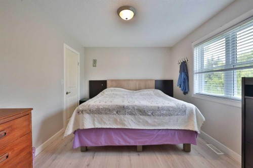 229 2A Street, Stirling, AB 