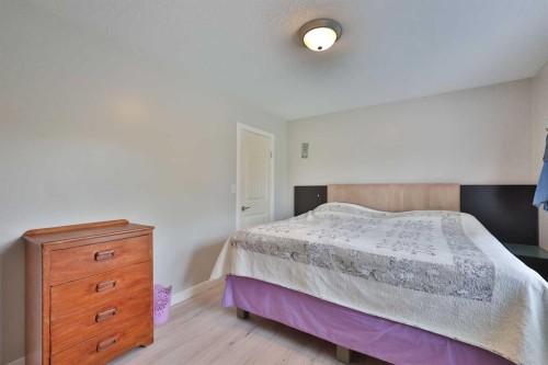 229 2A Street, Stirling, AB 
