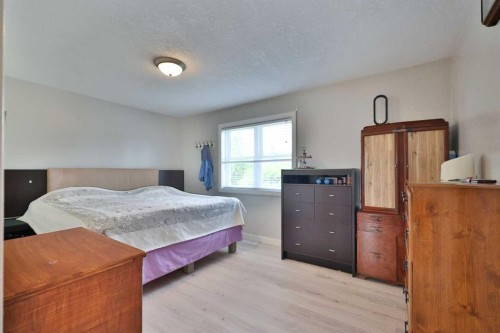 229 2A Street, Stirling, AB 