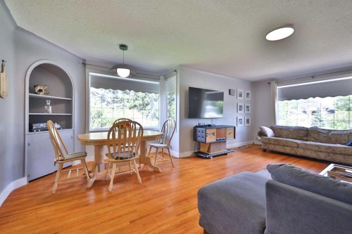234 S 100 W, Raymond, AB - Indoor Photo Showing Living Room