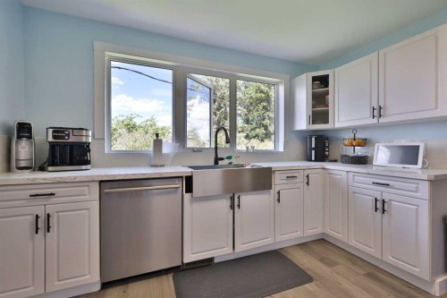 234 S 100 W, Raymond, AB - Indoor Photo Showing Kitchen