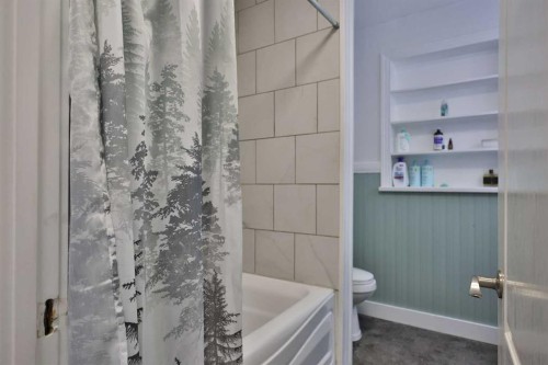 234 S 100 W, Raymond, AB - Indoor Photo Showing Bathroom