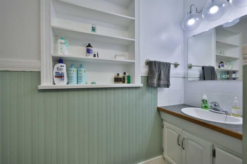 234 S 100 W, Raymond, AB - Indoor Photo Showing Bathroom