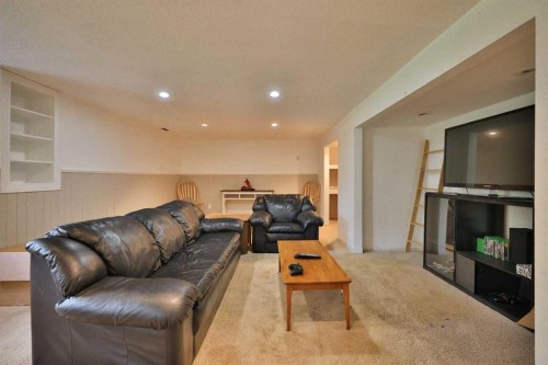 234 S 100 W, Raymond, AB - Indoor Photo Showing Living Room
