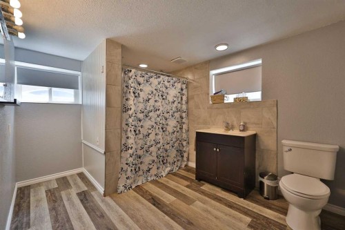 234 S 100 W, Raymond, AB - Indoor Photo Showing Bathroom
